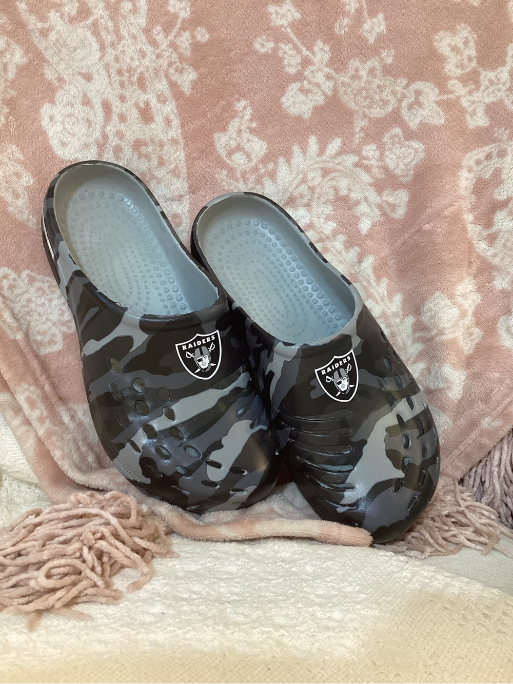 FOCO Gray and Black Camo Slip-On Clogs with Raiders Crest